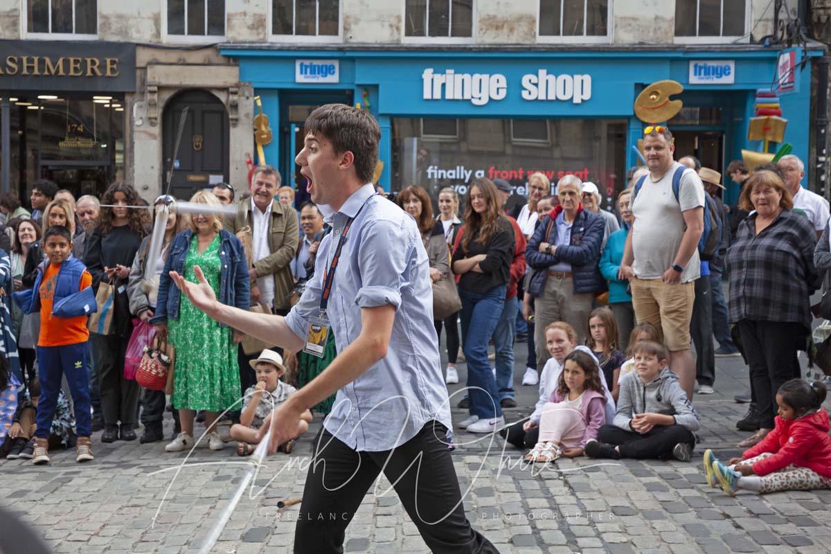 Juggling Gent <a href="/edfringe/">Edinburgh Festival Fringe</a> getting his knives crossed with a reasonable sized audience on the Royal Mile for the last week of #edfringe #edinburgh #scotland