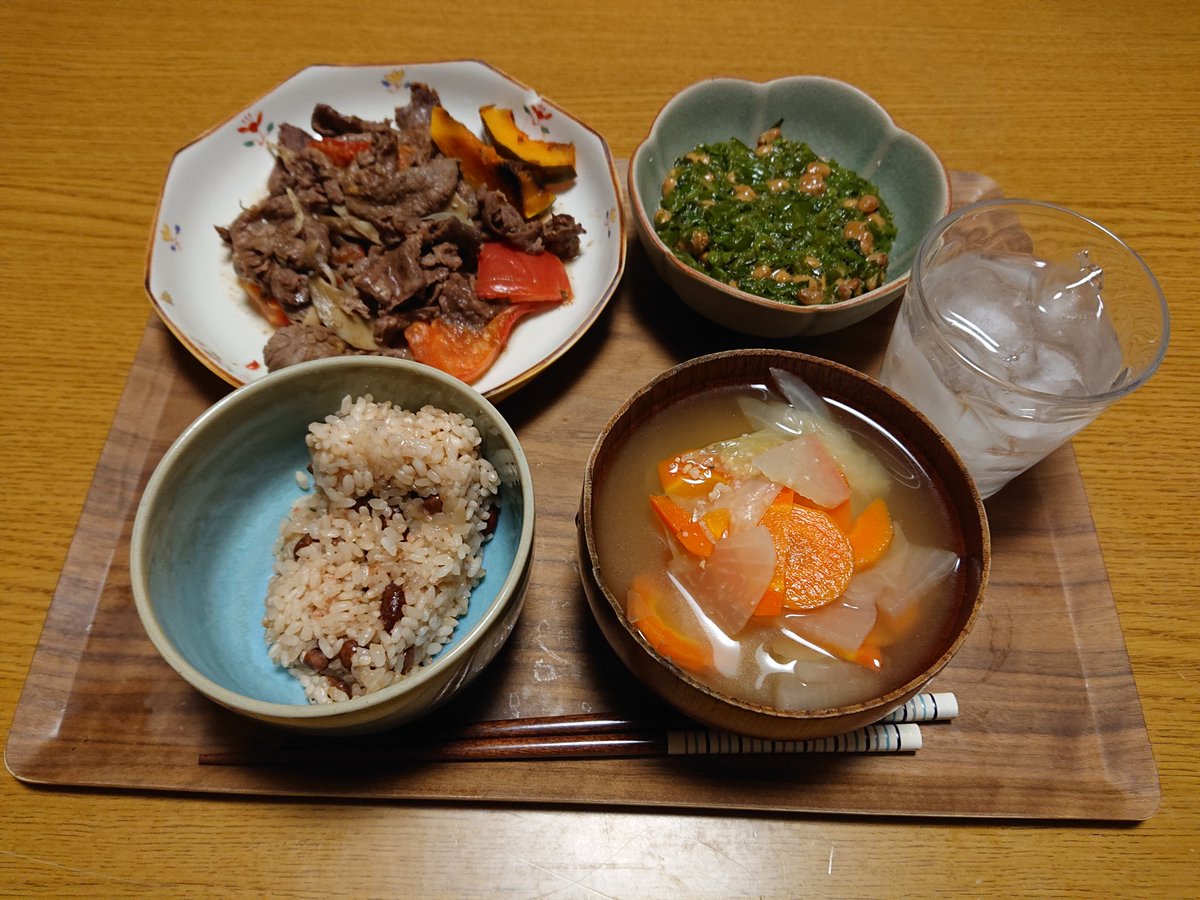 Sony_Walkman's tweet photo. これから夕食
主菜は牛肉炒め
祭りが近いので、町内会で配られた赤飯
もずくと納豆
味噌汁
赤霧島
いただきます🍴🙏
#夕食
#おうちごはん
#夜食 じゃないよ https://t.co/5MRe2Q9qYS