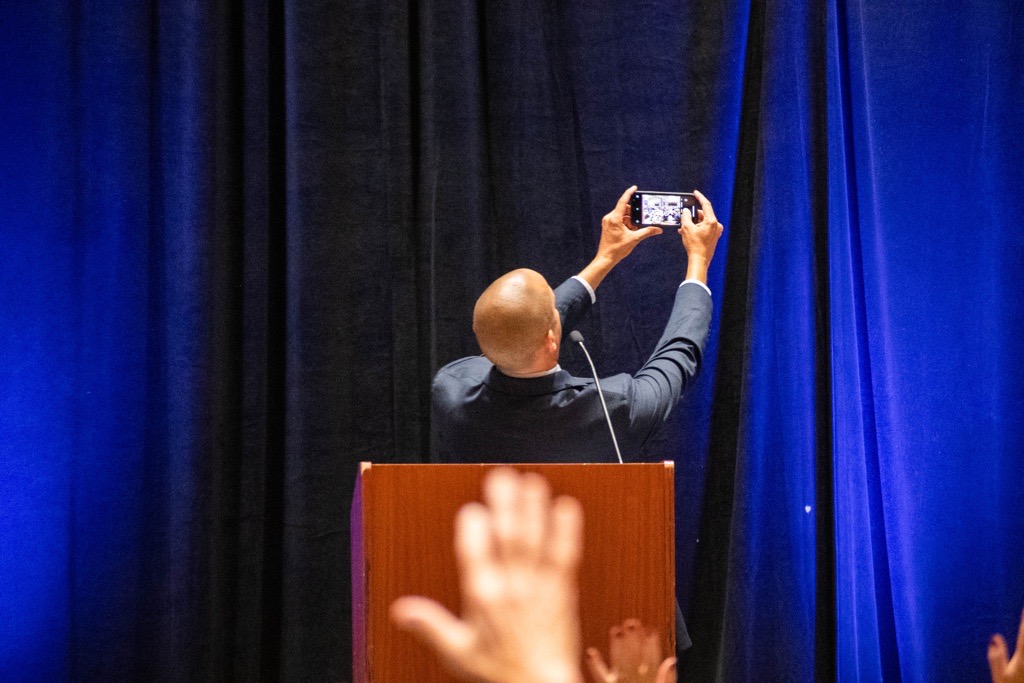 Hunt_Institute's tweet photo. To kick things off on #ECLS22 Day 2, @jsiddiqi7 &amp;  The Honorable @MayorGallego provide a few welcoming remarks before today’s opening keynote with @DrDanaSuskind!

....and Dr. Siddiqi gets a morning selfie! Can't wait to see how it turns out @jsiddiqi7 👀

Stay tuned! https://t.co/S4TKeXcH1E
