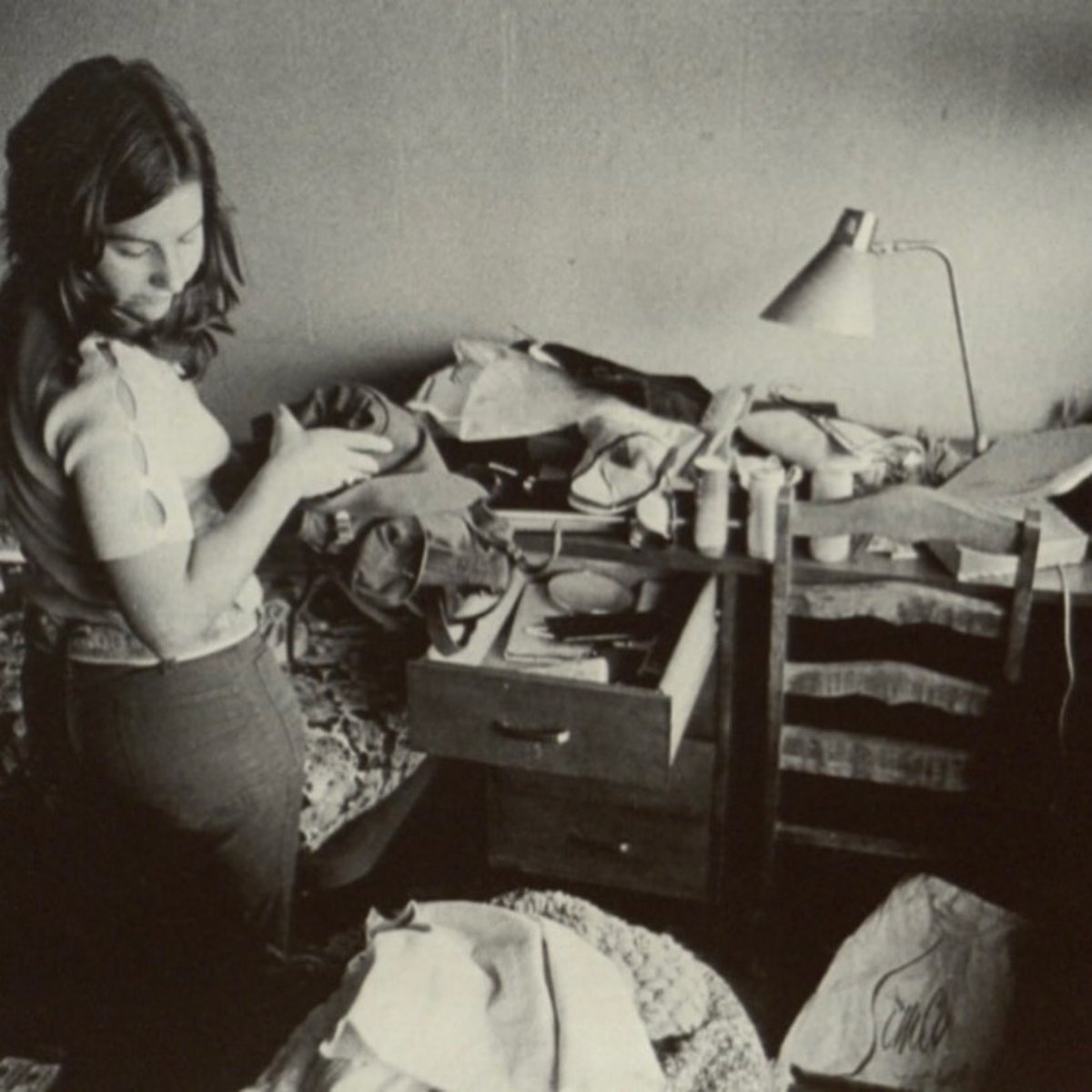 lesley_u's tweet photo. Throwing it back to #LesleyMoveIn 1975!
π·: Lesley University Digital Archives
#TBT #ThrowbackThursday @lesleyalumniΒ @lesleyulibrary https://t.co/KxxwXZJo47