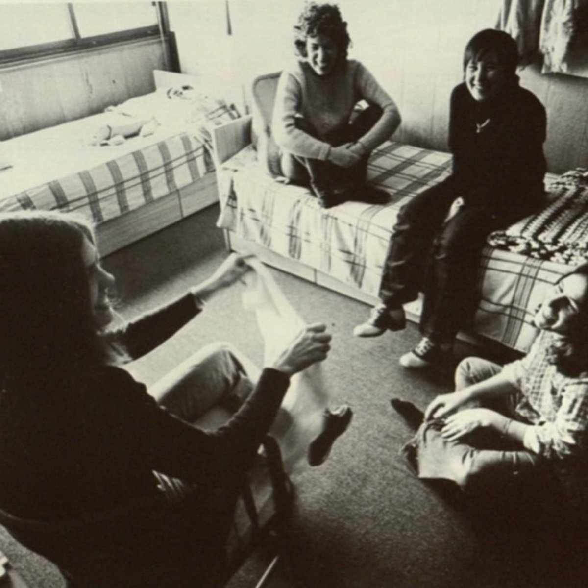 lesley_u's tweet photo. Throwing it back to #LesleyMoveIn 1975!
π·: Lesley University Digital Archives
#TBT #ThrowbackThursday @lesleyalumniΒ @lesleyulibrary https://t.co/KxxwXZJo47