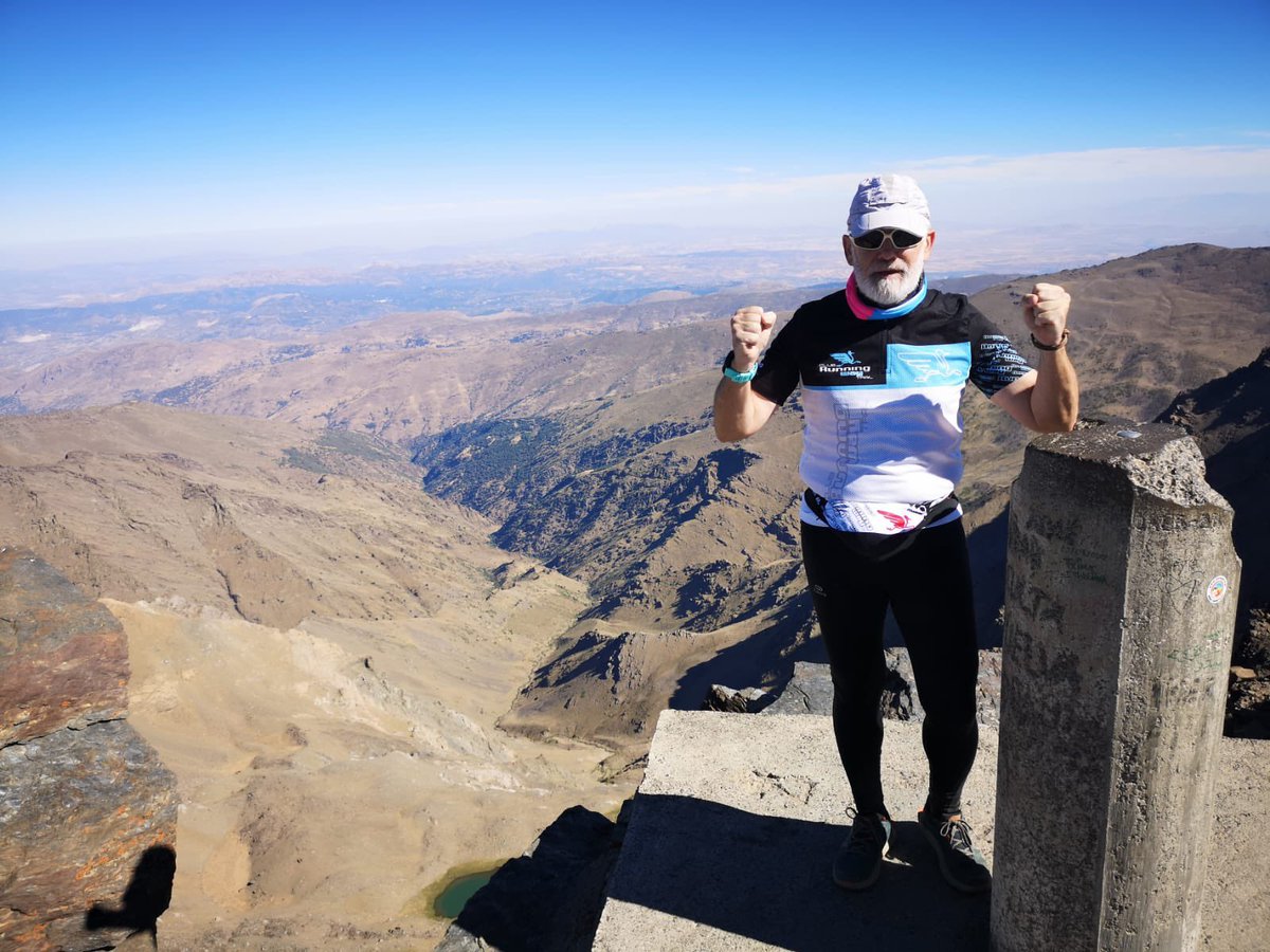 jomiceso's tweet photo. Domingo para recordar, gozar y repetir. Ascenso al techo Península Ibérica con inmejorable cia. @Carmenfalc_ @josedomingo77 #Baldo y Mr &amp; Mrs #Pollito @RunningwayTT #Sierranevada #mulhacen #Granada https://t.co/bcT3xIstY8