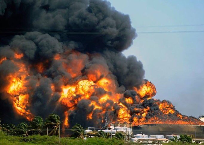 israelbalbas's tweet photo. #tbt 10 AÑOS DE LA EXPLOSION EN LA REFINERÍA DE AMUAY, EDO. FALCÓN. Para las personas de memoria corta, esta tragedia ocasionó la muerte de 55 pers, 156 heridas, generó daños tanto en las inmediaciones como en el complejo refinador de petróleo, ubicado en Paraguaná, Venezuela 🇻🇪 https://t.co/j9CwGTNDD9