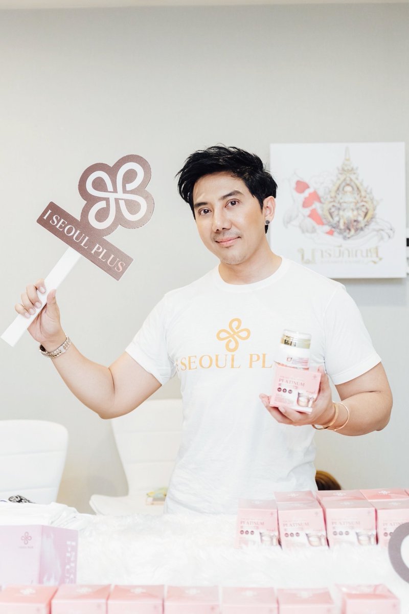 Alex_nattirut's tweet photo. Ceo เบิ้ล ปทุมราช l SEOUL PLUS  @Blersiam เปิดตัว live กับ อิงฟ้า - ชาล็อต ยอดขายกระหน่ำ #มาร์คหน้าทองคำ #แฟนคลับแห่อุดหนุน อัดการตลาดหนัก ตามไปอุดหนุนline: @ISeoulPlus 
มีโปรโมชั่นดีๆ ตามไปตำ 

#lseoulplusBlexEnglot #Iseoulplus
#ไอโซพลัส #ป๊าเมืองทอง https://t.co/29TwLfKSnw