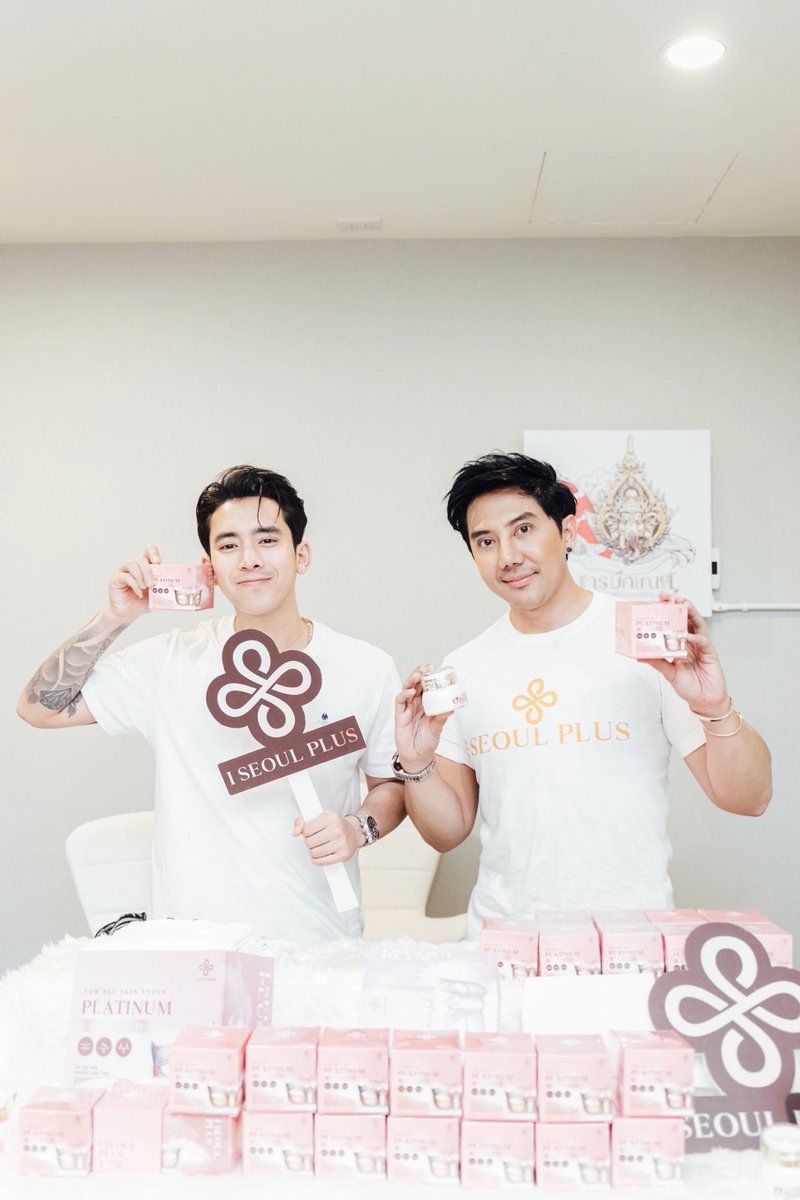 Alex_nattirut's tweet photo. Ceo เบิ้ล ปทุมราช l SEOUL PLUS  @Blersiam เปิดตัว live กับ อิงฟ้า - ชาล็อต ยอดขายกระหน่ำ #มาร์คหน้าทองคำ #แฟนคลับแห่อุดหนุน อัดการตลาดหนัก ตามไปอุดหนุนline: @ISeoulPlus 
มีโปรโมชั่นดีๆ ตามไปตำ 

#lseoulplusBlexEnglot #Iseoulplus
#ไอโซพลัส #ป๊าเมืองทอง https://t.co/29TwLfKSnw