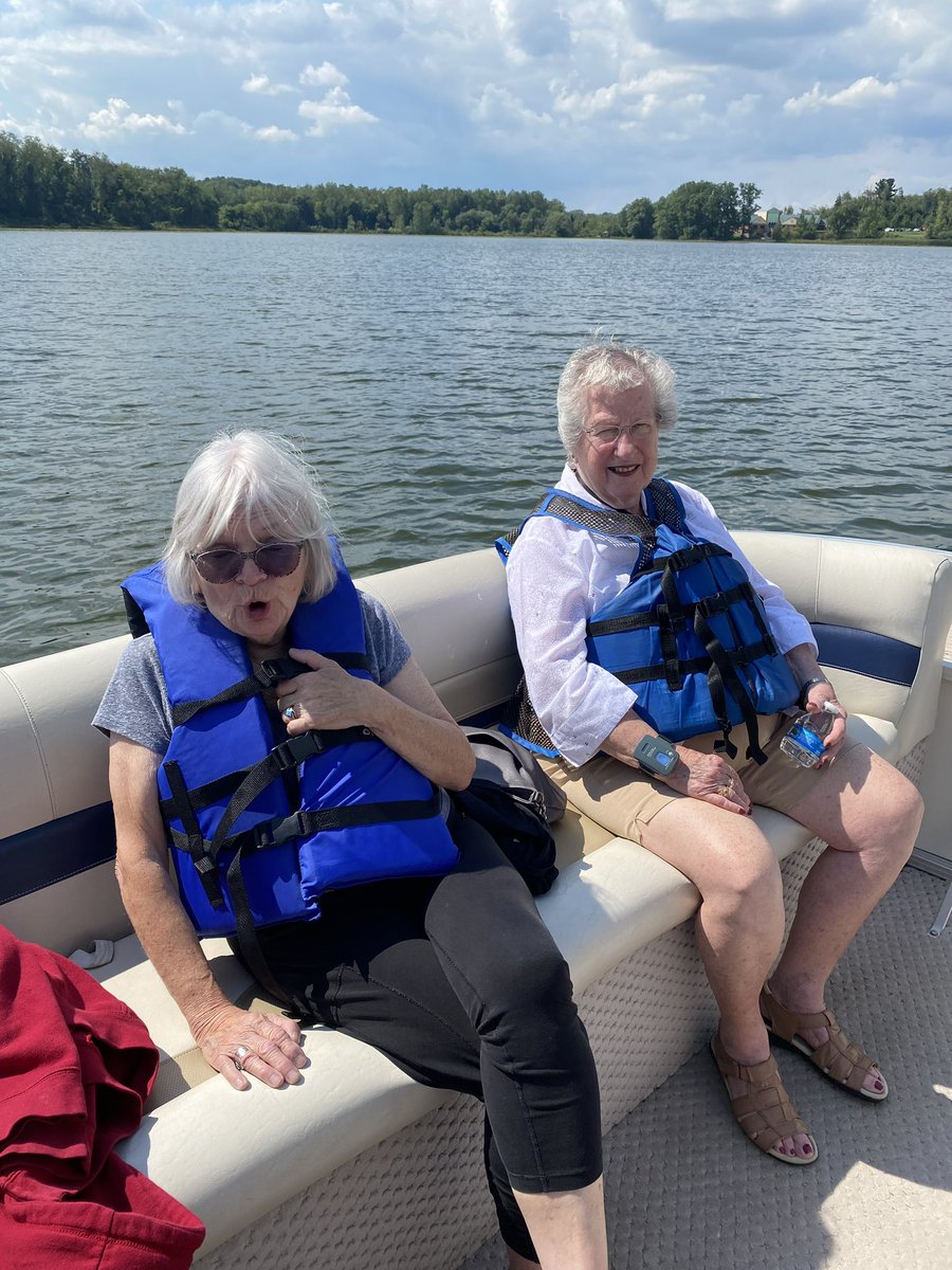 DanburyLiving's tweet photo. There’s no bad days on a boat! ⛵️⚓️ It was smooth sailing for Cuyahoga Falls residents on a joyful pontoon ride on Lake Sippo. #danburydifference
#seniorcare #seniorliving #ohio #neohio #northcantonohio #danburycares https://t.co/LQxFjAO1c2