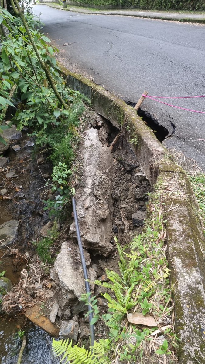 juridicajdm's tweet photo. Solicitamos la intervención urgente de la Secretaría de Infraestructura de la @AlcaldiadeMed en la calle 11sur #25-150 en los balsos,  este es el único ingreso y somos más de 300 unidades de vivienda. A la fecha no nos dan solución @DAGRDMedellin @ConcejoMedellin https://t.co/PlxAbuNndm