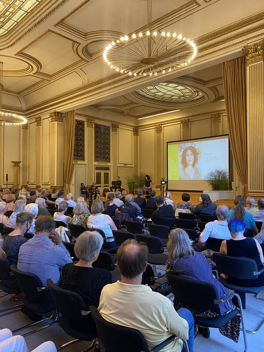 snb_de's tweet photo. Es geht los! @Bettina_Jarasch, Senatorin für #Umwelt, Mobilität, Verbraucher- und Klimaschutz eröffnet den Berliner #Naturschutzpreis 2022! Wir freuen uns auf einen tollen Abend! #snb #berlin https://t.co/mlJD7VVA2Z