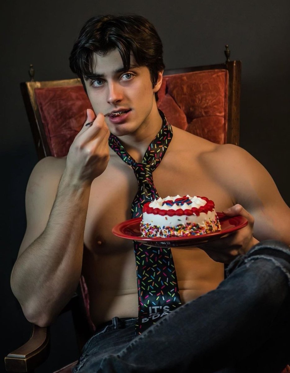 ada yg mau disuapin ??