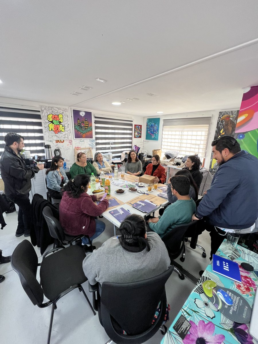 GIESCR_LatAm's tweet photo. Estamos en el taller de 1ko, comunidad creativa de Bajos de Mena, Puente Alto, Chile.

Nos invitaron a tomar una @OnceConstituyen. 

Facilitamos la lectura de la #propuestaconstituyente para artistas, artesanas y recicladores de esta brillante iniciativa. https://t.co/irTDxjNTZL