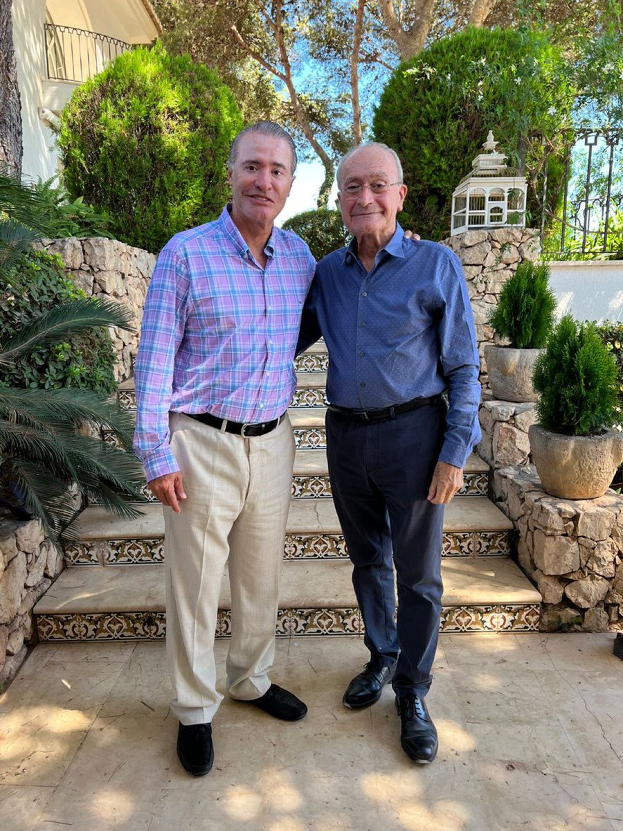 Hoy tuve una buena reunión y platica con <a href="/pacodelatorrep/">Paco de la Torre</a>, el alcalde de  
<a href="/malaga/">Ciudad de Málaga</a> desde el año 2000, un alcalde que ha trabajado 22 años por convertir a la ciudad en un mejor lugar para vivir. Dedicación y compromiso!