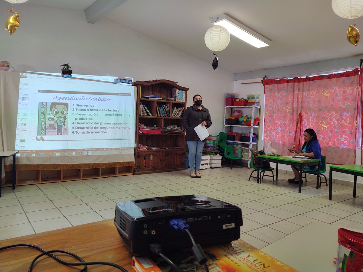 Roquesitajess's tweet photo. Presentación de la Estrategia Curricular en Igualdad de Género implementada por el gobernador @alfredodelmazo con el objetivo de favorecer el cambio cultural a favor de la igualdad mejorando la calidad de vida de las familias #IgualdadDeGeneroEdomex @TinocoGRogelio @geramonro05 https://t.co/DdiDbdSiYC