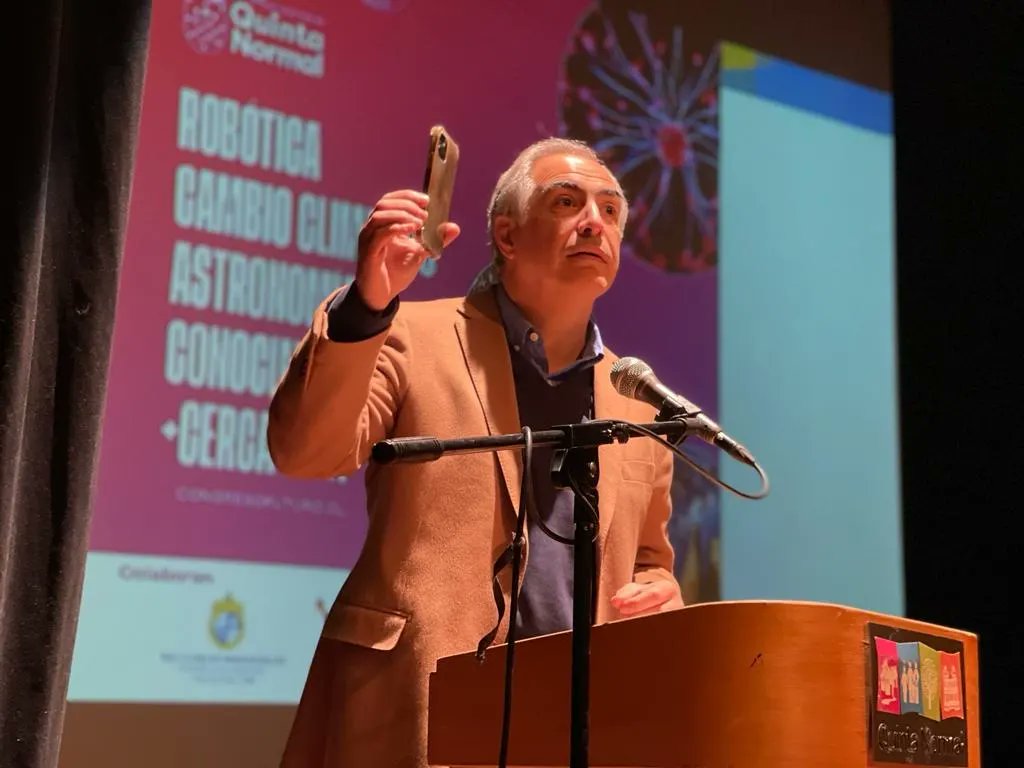 chahuan's tweet photo. Jóvenes, atrévanse a pensar críticamente, a reflexionar, a crear. No permitan que la tecnología los domine, sino que pónganla al servicio de ustedes. Hoy en el @congresofuturo en la comuna de Quinta Normal seguimos acercando la ciencia a la ciudadanía y los jóvenes. Gran trabajo! https://t.co/fUNkwM3QX9