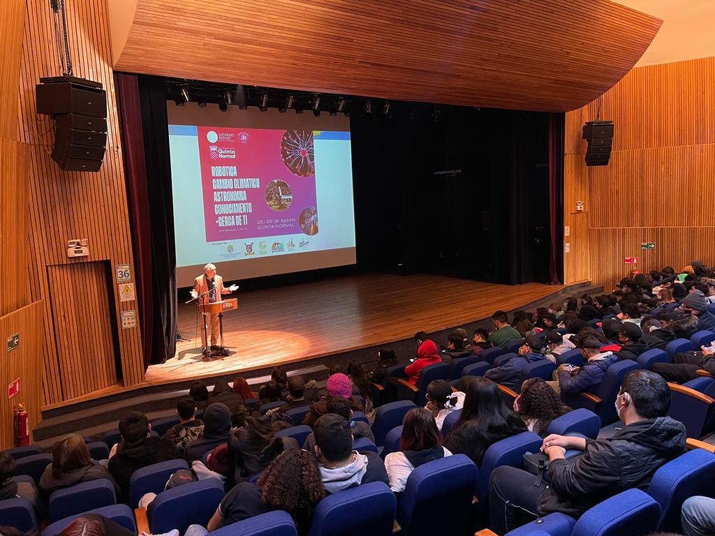 chahuan's tweet photo. Jóvenes, atrévanse a pensar críticamente, a reflexionar, a crear. No permitan que la tecnología los domine, sino que pónganla al servicio de ustedes. Hoy en el @congresofuturo en la comuna de Quinta Normal seguimos acercando la ciencia a la ciudadanía y los jóvenes. Gran trabajo! https://t.co/fUNkwM3QX9