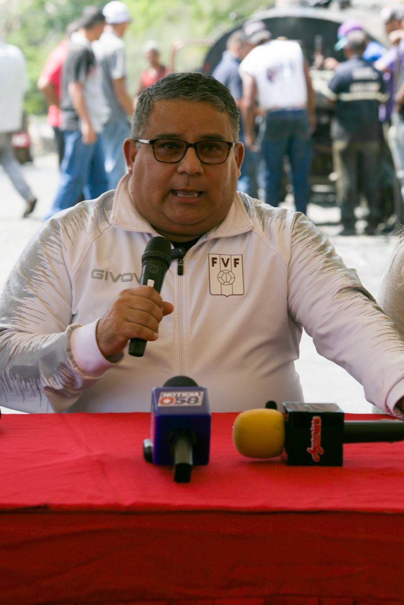 Fiesta del asfalto ya comenzó en #Guarenas con la aplicación de 10.000 toneladas que cubrirá sectores como Trapichito, Aconcagua,casco central, y zonas de clase media como Nueva y Ciudad Casarapa. Venceremos!!! <a href="/NicolasMaduro/">Nicolás Maduro</a> <a href="/HectoRodriguez/">Héctor Rodríguez C.</a> #GuarenasSeLevanta