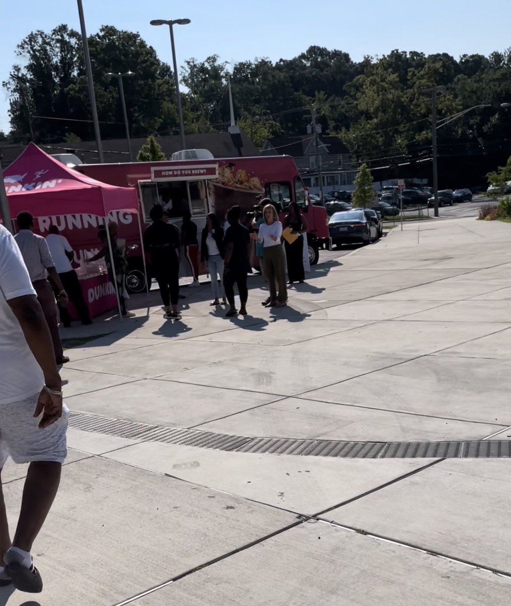 TeacherHolley's tweet photo. Running on @dunkindonuts @WWPCEM ☕️🍩 Thank you @PpalPinkney for always motivating our team as we prepare for the 1st Day! @wjz Thank You! 🙏🏾#WPCowningourstory #countdown #teachersoftwitter #community https://t.co/BUrPxSgK2n