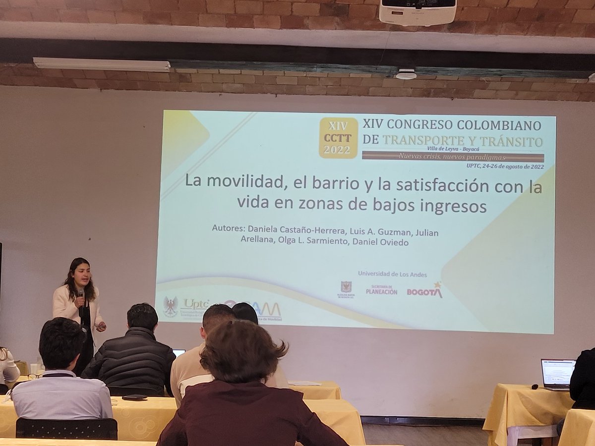 GrupoSUR_UAndes's tweet photo. Los proyectos integrales de transporte público afectan positivamente el bienestar subjetivo de los vecinos. Más tiempo de ocio, menor tiempo de viaje y más asequibilidad del transporte, mejoran el bienestar. El caso de #TransMiCable 🚠 por @Daniela17C 
#CCTT2022 https://t.co/3fmrxLZ5GR