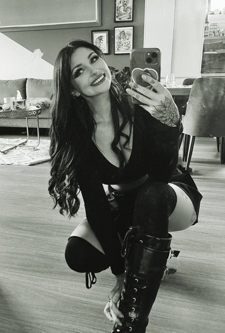 A wholesome photo wearing clothes for once so you can finally show ur mum what I look like 🥰 https://t