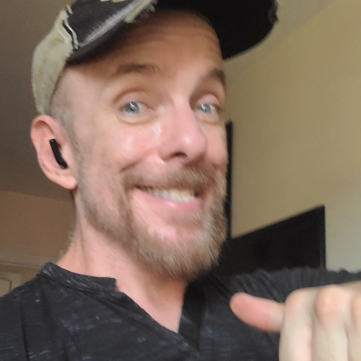 ScreamQueenz's tweet photo. Who's got one big thumb and was so pumped for his monkeypox Vax that he showed up 24 hours early his appointment?

SPOILER: It's MEEEE!

#screamqueenzpodcast #monkeypox #monkeypoxvax #monkeypoxnyc https://t.co/IHSWawvW1z