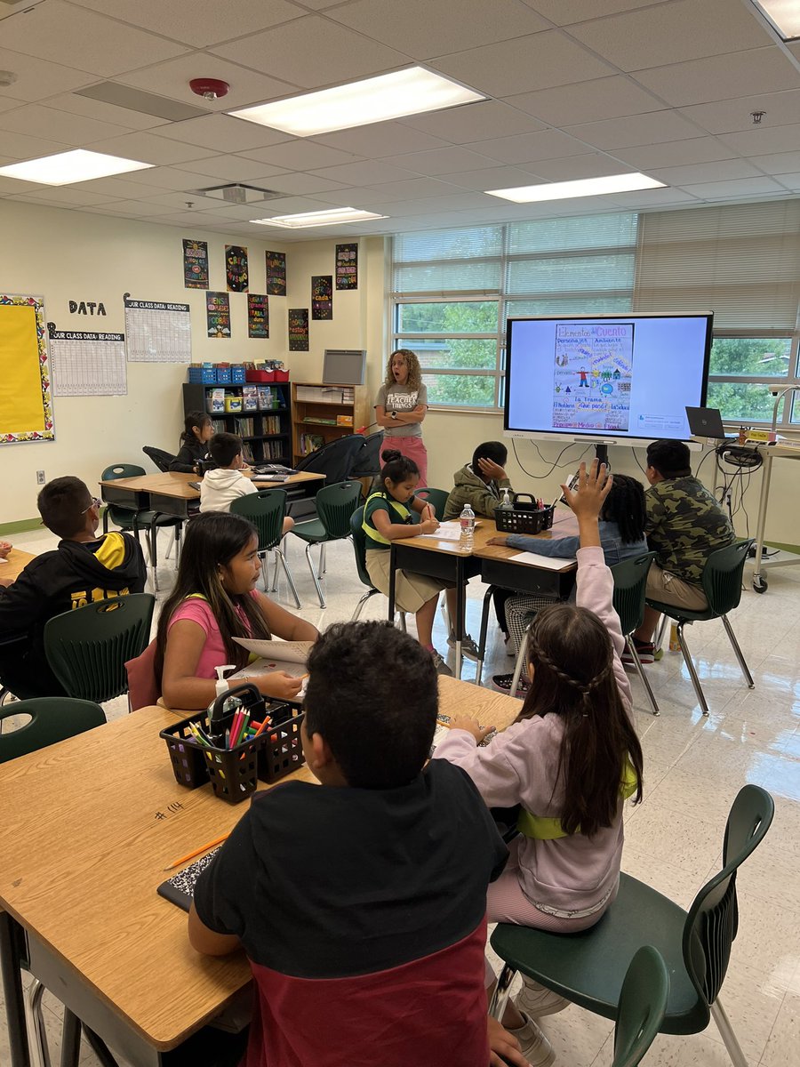 escobar_paty13's tweet photo. La clase dual de 4to grado de Ms. Casillas aprendiendo de los elementos de la trama! ๐ง ๐๐คฉ #SAISDfamilia #ArnoldElementary @SAISDBilingual @esmeraldalday @MonicaMedinaPhD https://t.co/f9eTkJebDA