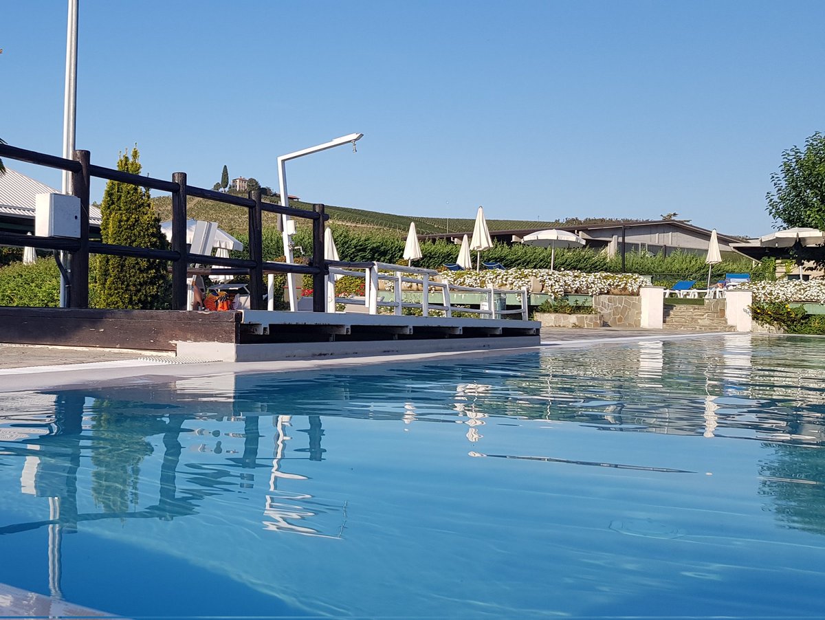 stefano00121's tweet photo. Oggi qui nei #Roeri #Cuneo....; inizio a prepararmi psicologicamente al rientro dalle vacanze estive nelle piscine locali circondate dalle nostre stupende colline... buona serata Amici 😀🤗🥂 https://t.co/yBz3m7zzqG