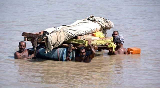 UrduVirsa's tweet photo. خُدا کرے کہ ، میرے ایک بھی ھم وطن کے لیے...
حیات   جُرم   نہ   ھو  ،  زِندگی   وَبال   نہ   ھو... 😢 https://t.co/wVRED7Rj0L