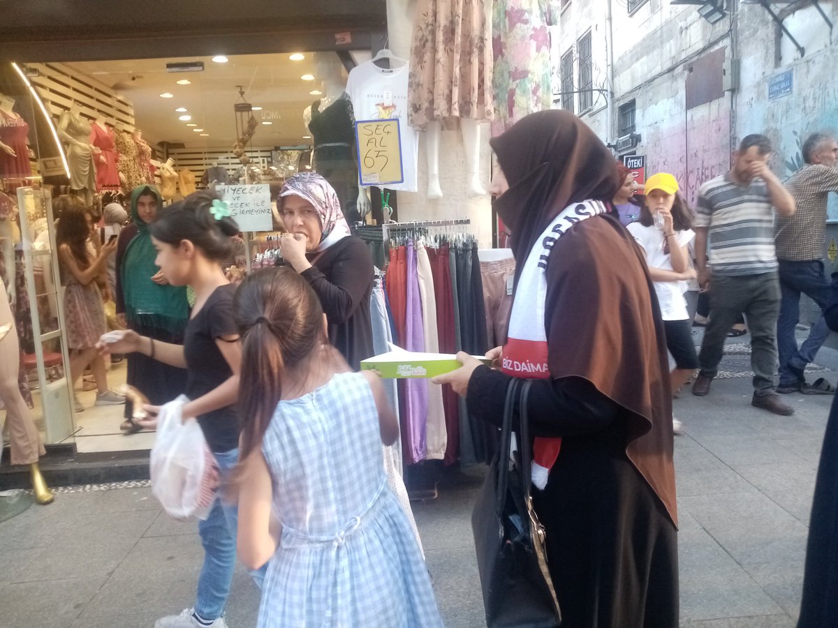 Alparslan Hocamız ve 19 Kardeşimiz için Lokum Dağıtımı! 

Alparslan Kuytul Hocaefendi ve 19 kardeşimizin tutukluluk zulmüne karşı farkındalık oluşturmak için Gaziantep Çarşı bölgesinde lokum dağıttık.

📍Gaziler Çarşısı
🗓️ 25 Ağustos Perşembe

#AlparslanHocayaÖzgürlük