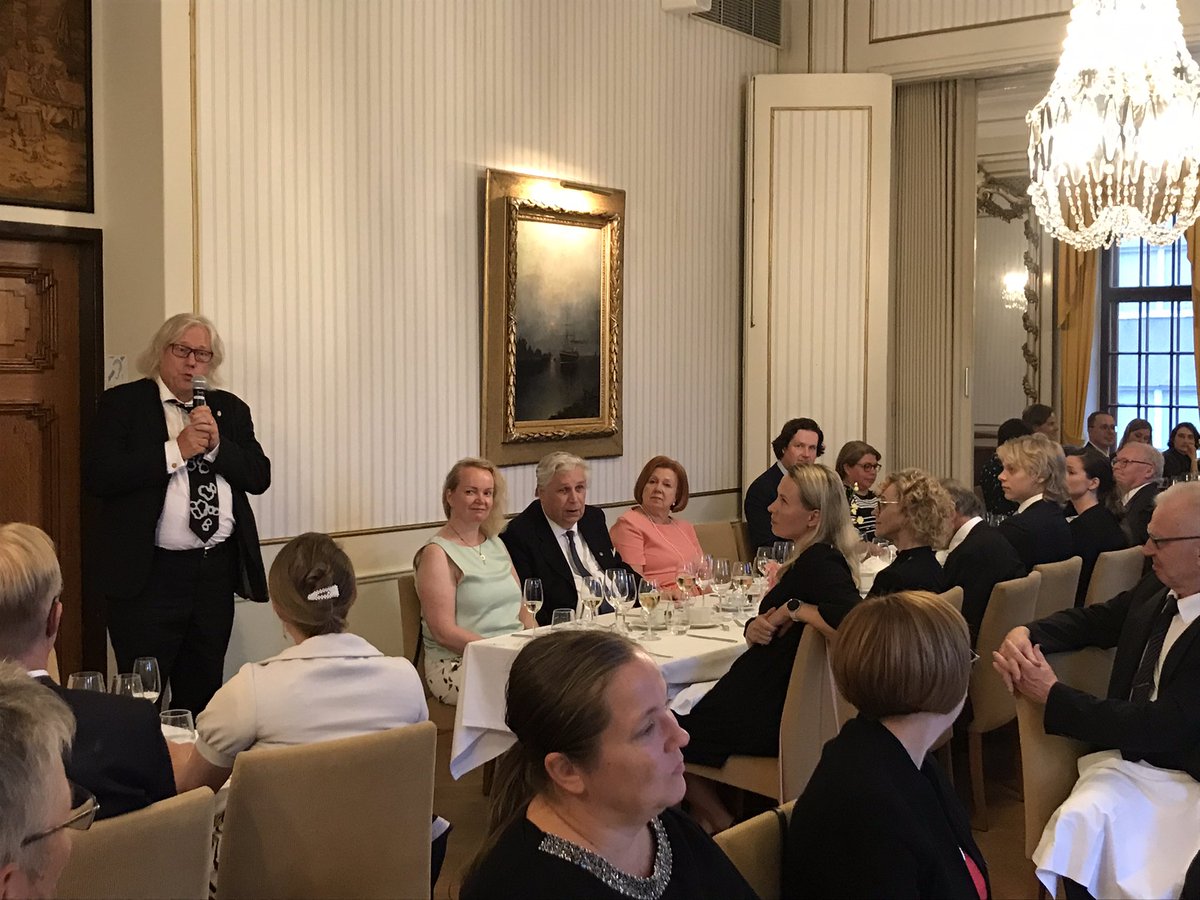 HelenaKK0's tweet photo. Suomen luonnonsuojeluliitto ja @TapaniVeistola  arvostaa lainmukaisia keinoja ympäristöä suojellessaan ja kannustaa aina nuoria juristeja liittymään @SYSry , joka voi pelastaa maailman. Elämä paranee neljänkympin jälkeen #sys40, Onnea! https://t.co/aeDFHVi3aQ