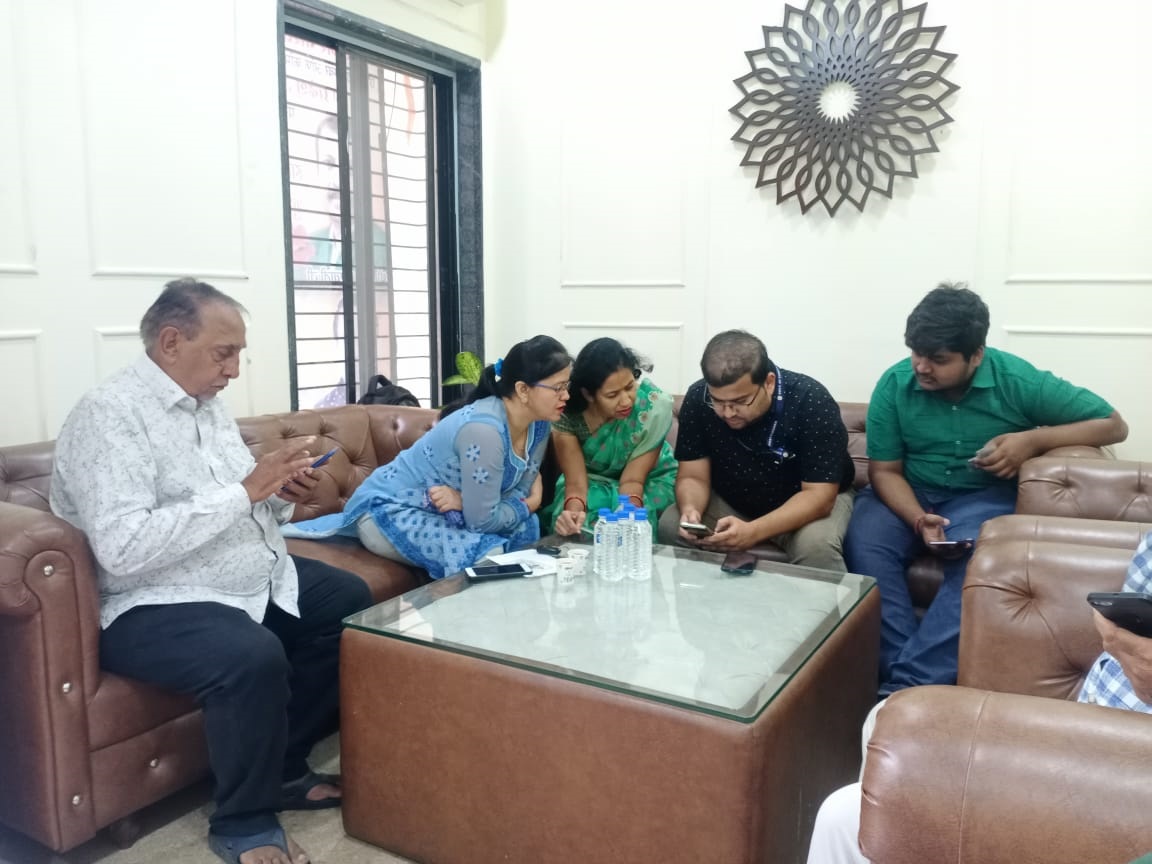 RaipurDEO's tweet photo. डूमरतराई रायपुर में छत्तीसगढ़ चेंबर ऑफ कॉमर्स एंड इंडस्ट्रीज तथा HUM फाउंडेशन की टीम को जिला निर्वाचन अधिकारी रायपुर के अधिकारियों द्वारा "वोटर हेल्पलाइन" मोबाइल ऐप के सहायता से मतदाता सूची को आधार से ऑनलाइन लिंक करने की प्रक्रिया की ट्रेनिंग दी गई।
#CEOChhattisgarh https://t.co/3s8KyXu9Wt