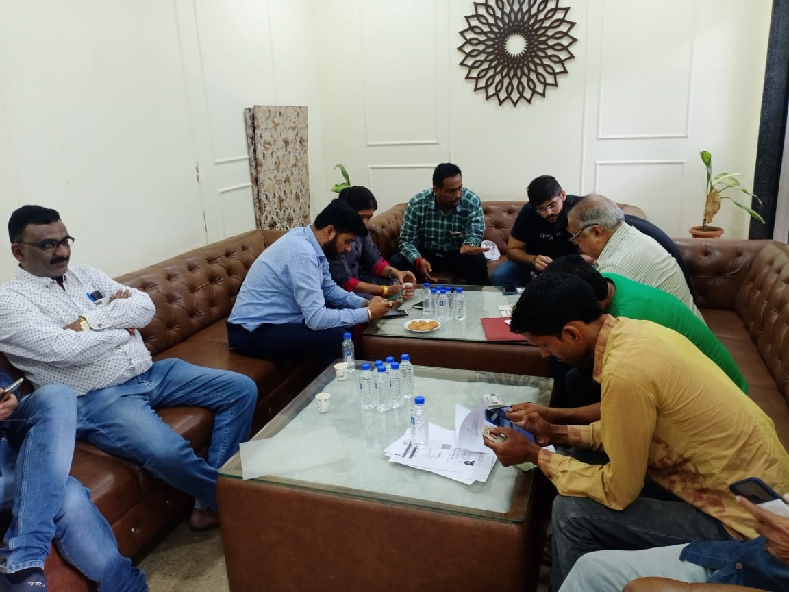 RaipurDEO's tweet photo. डूमरतराई रायपुर में छत्तीसगढ़ चेंबर ऑफ कॉमर्स एंड इंडस्ट्रीज तथा HUM फाउंडेशन की टीम को जिला निर्वाचन अधिकारी रायपुर के अधिकारियों द्वारा "वोटर हेल्पलाइन" मोबाइल ऐप के सहायता से मतदाता सूची को आधार से ऑनलाइन लिंक करने की प्रक्रिया की ट्रेनिंग दी गई।
#CEOChhattisgarh https://t.co/3s8KyXu9Wt