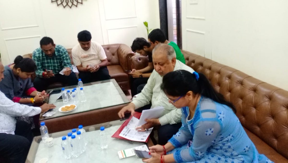 RaipurDEO's tweet photo. डूमरतराई रायपुर में छत्तीसगढ़ चेंबर ऑफ कॉमर्स एंड इंडस्ट्रीज तथा HUM फाउंडेशन की टीम को जिला निर्वाचन अधिकारी रायपुर के अधिकारियों द्वारा "वोटर हेल्पलाइन" मोबाइल ऐप के सहायता से मतदाता सूची को आधार से ऑनलाइन लिंक करने की प्रक्रिया की ट्रेनिंग दी गई।
#CEOChhattisgarh https://t.co/3s8KyXu9Wt