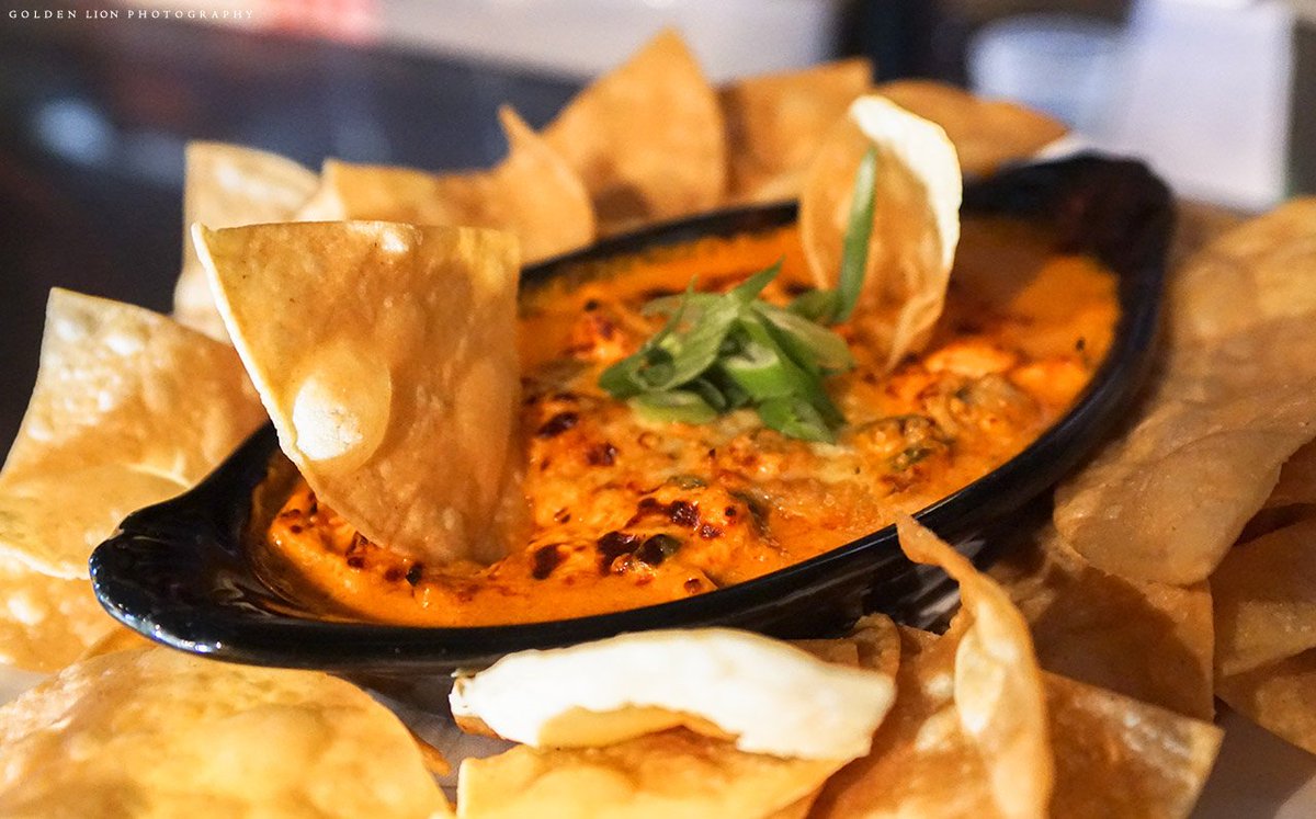 Come try one of our favorite items on the menu tonight: Buffalo Chicken Dip! Pulled chicken with three cheeses and crispy corn tortillas 😋🧡
menotomygrill.com/menu