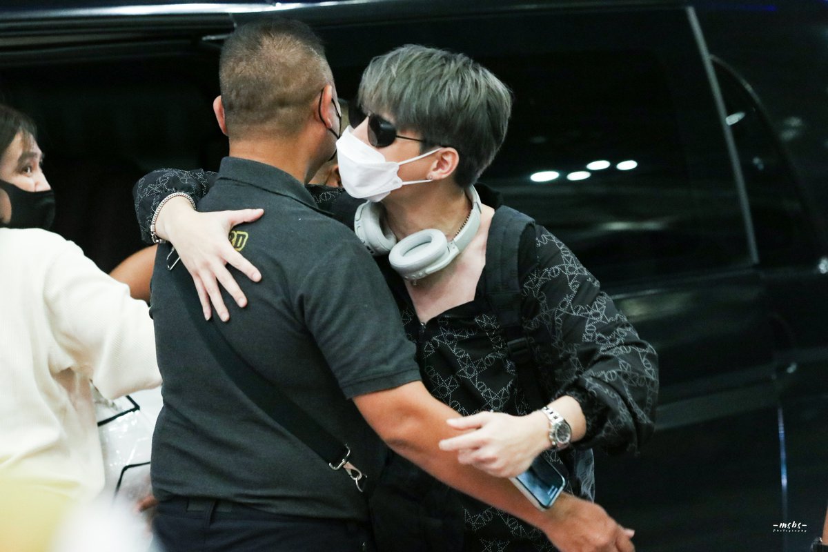 __moonandsun's tweet photo. น้องคริสลงจากรถมาคือกอดพี่การ์ดเลย น่ารักมากกกก ^^ 

//สีผมใหม่คืออย่างเท่ 🥰

#KristPerawat 
#GMMTVreadyforJapanD2 https://t.co/wmdittGuKE