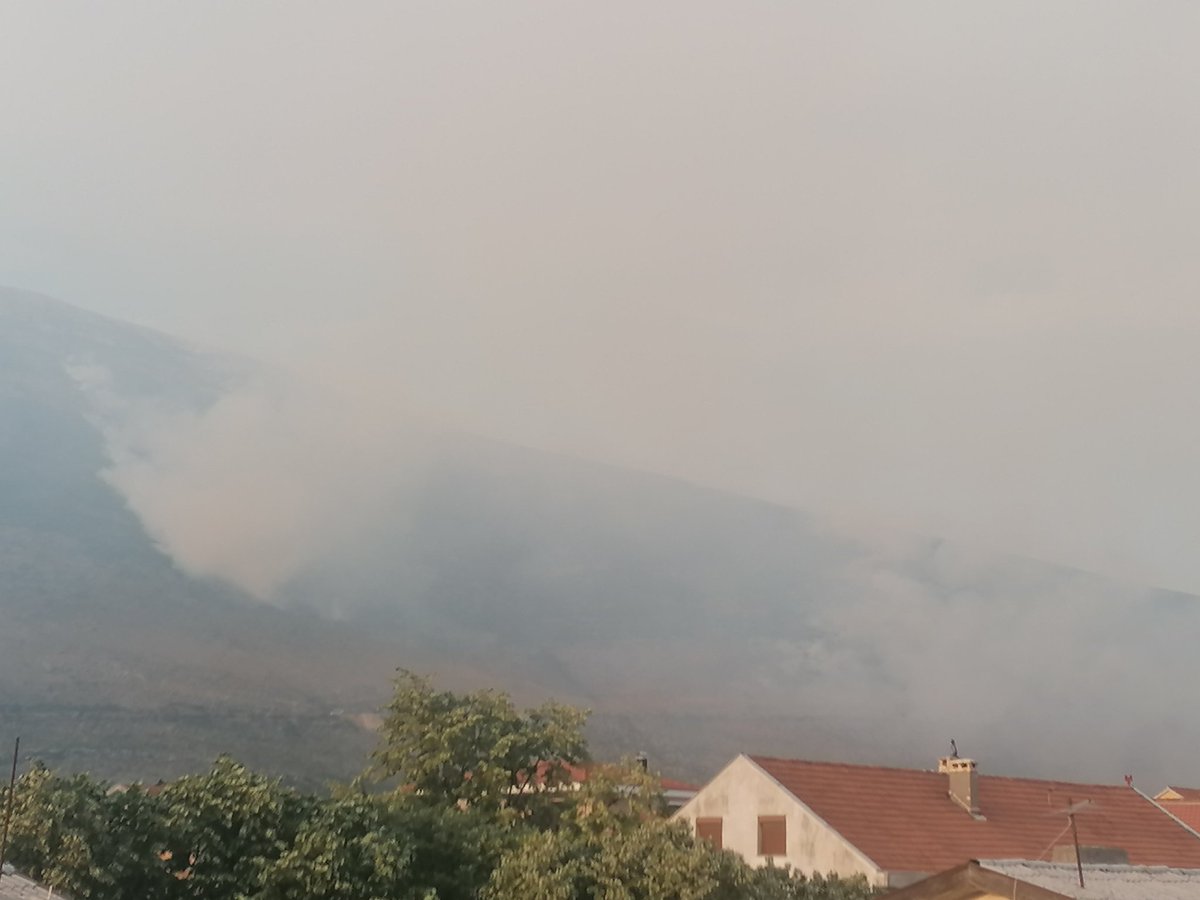 BojanNosovicATV's tweet photo. Evo kakvo je stanje sada na požarištu koje je izazvao udar groma. Cijelo brdo je u plamenu  i dimu. Da li se moglo brže reagovati?! #atvvijesti https://t.co/3kiTrSAuh2