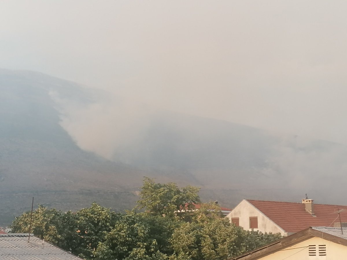 BojanNosovicATV's tweet photo. Evo kakvo je stanje sada na požarištu koje je izazvao udar groma. Cijelo brdo je u plamenu  i dimu. Da li se moglo brže reagovati?! #atvvijesti https://t.co/3kiTrSAuh2