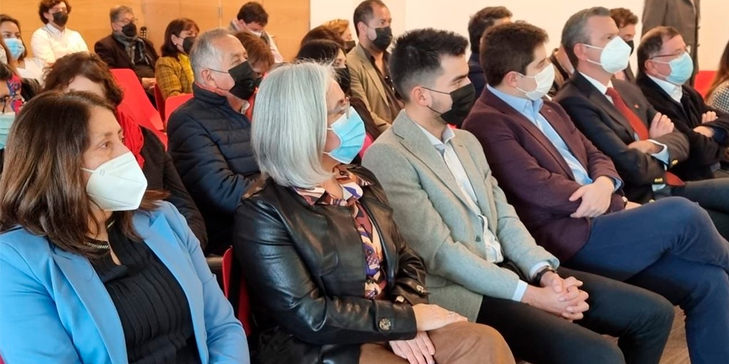 futuro_bio's tweet photo. En la Ceremonia de los 80 años de la EMTP, la Seremi de Educación de la región del Biobío, Elizabeth Chávez, junto a Jacobo Matheu, Jefe de Proyecto Red Futuro Técnico Biobío, valoran el desarrollo de los futuros Técnicos Profesionales que Chile🇨🇱 necesita. @JacoEML @Educbiobio https://t.co/qAynrL7Iqg