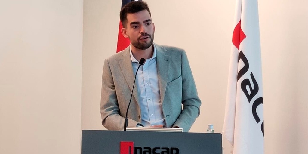 futuro_bio's tweet photo. En la Ceremonia de los 80 años de la EMTP, la Seremi de Educación de la región del Biobío, Elizabeth Chávez, junto a Jacobo Matheu, Jefe de Proyecto Red Futuro Técnico Biobío, valoran el desarrollo de los futuros Técnicos Profesionales que Chile🇨🇱 necesita. @JacoEML @Educbiobio https://t.co/qAynrL7Iqg