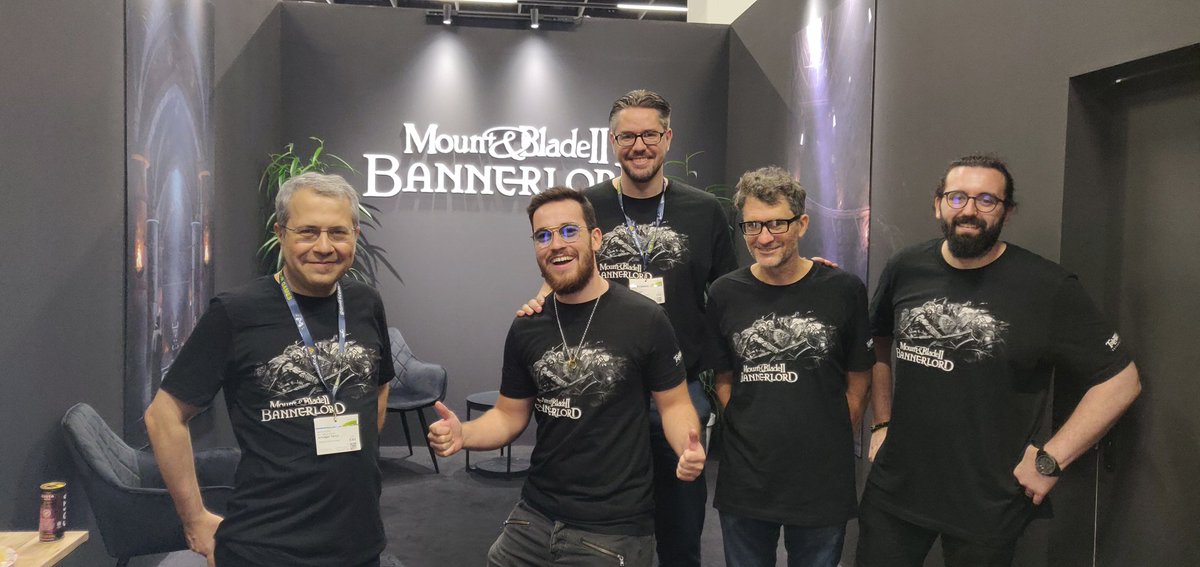 Cpt_Fracas's tweet photo. Deuxième jour de Gamescom terminé ! C'était incroyable 💪 J'ai pu longuement discuter avec les équipes de Taleworlds et partager ma passion de @Mount_and_Blade avec eux. Le futur du jeu va être formidable. Merci @TaleWorlds https://t.co/8zbjbcOWa2