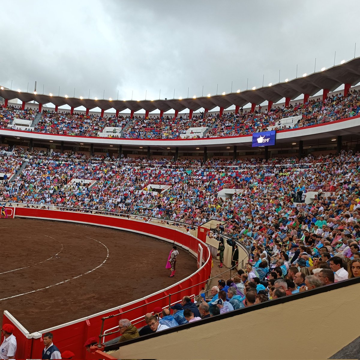 mikelanto6's tweet photo. 3/4 de entrada largos,gran expectación en Bilbao para ver a El Juli, Manzanares y Roca Rey.
Ya que no subes fotos de hoy,te las paso yo @AidaGascon con todo el cariño 😜 https://t.co/KDduGRaewZ