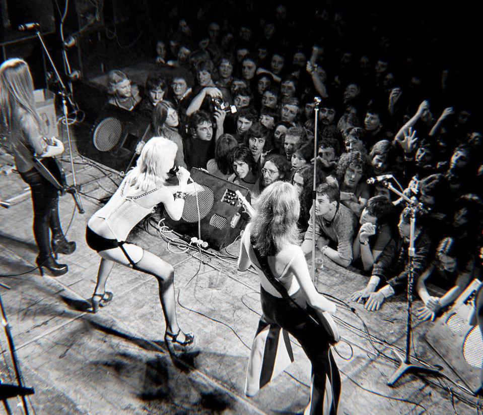 That kid in the crowd sure looks familiar…
The Runaways • Sheffield, England 1976 🇬🇧
#TheStadiumTour #JoeElliott #DefLeppard