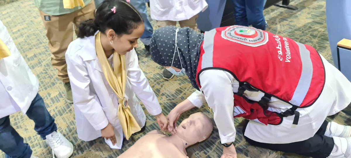 csdm1382's tweet photo. نفذ فريق رواد الصحة التطوعي بجمعية التنمية الأهلية بقباء بالمدينة المنورة ورشة عمل بعنوان( الإسعافات الأولية ) والتي تهدف إلى تدريب وتعليم الأطفال طرق الإسعافات الأولية وتهيئة وتحفيز الأطفال للمشاركة في خدمة المجتمع والوطن 
@Health_pioners2
@ncnp_sa 
@SaudiNVG https://t.co/7VKX6FXKMx