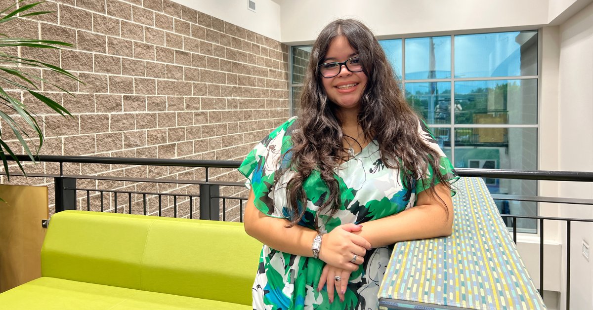 IrvingISD's tweet photo. Get to know Angelina Martinez, a freshman with a bright ✨ future at #myIrvingISD's newest collegiate academy, @SouthIrvingCA. 

Read more here 👉 https://t.co/WkjlnavJMH https://t.co/9yOpOmzeqY
