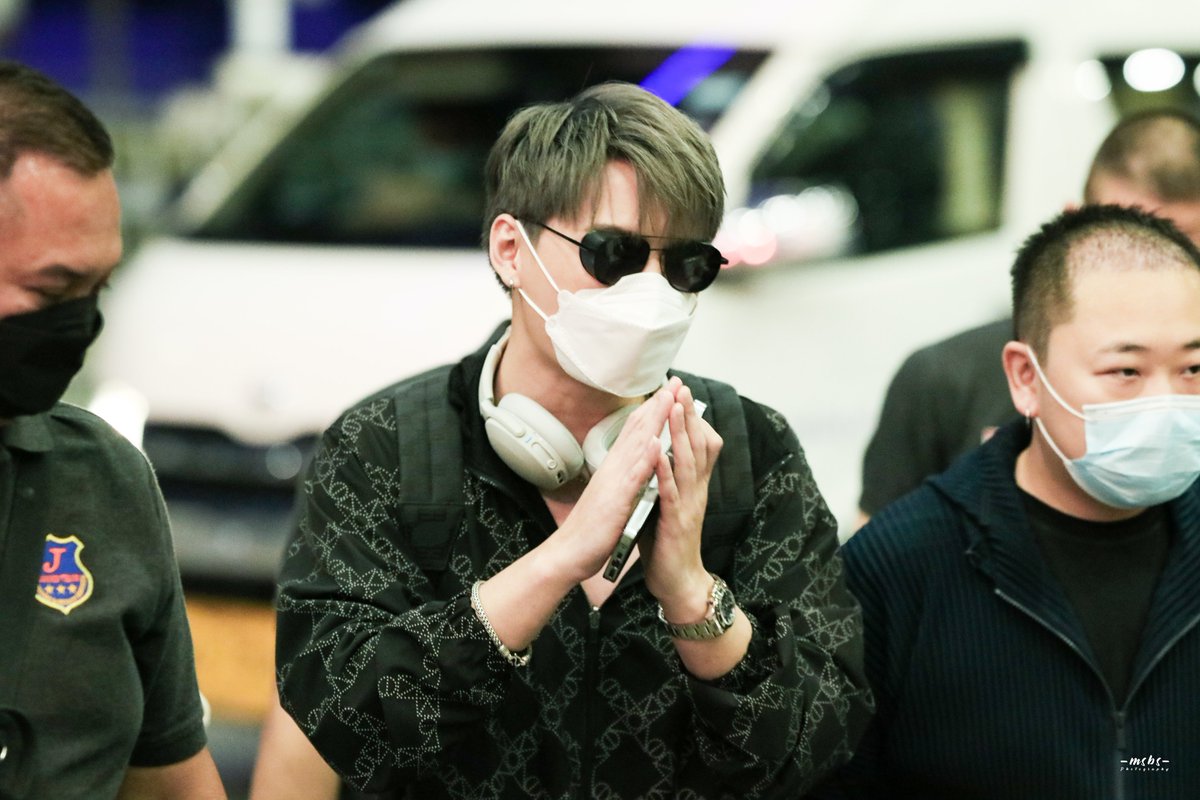 __moonandsun's tweet photo. เดินทางปลอดภัยนะค้าบบ 🐢🛫

#KristPerawat 
#GMMTVreadyforJapanD2 https://t.co/WuXRUkgnLA