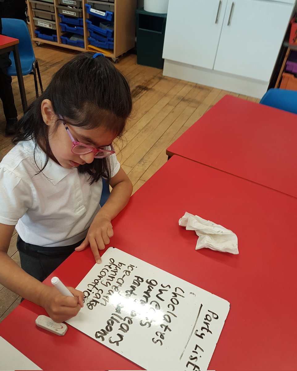 P3LorneStreet's tweet photo. We were learning to write lists today in Literacy. ✏📝#literacyforall #functionalwriting @LorneStreetPS https://t.co/To2KR8rolt