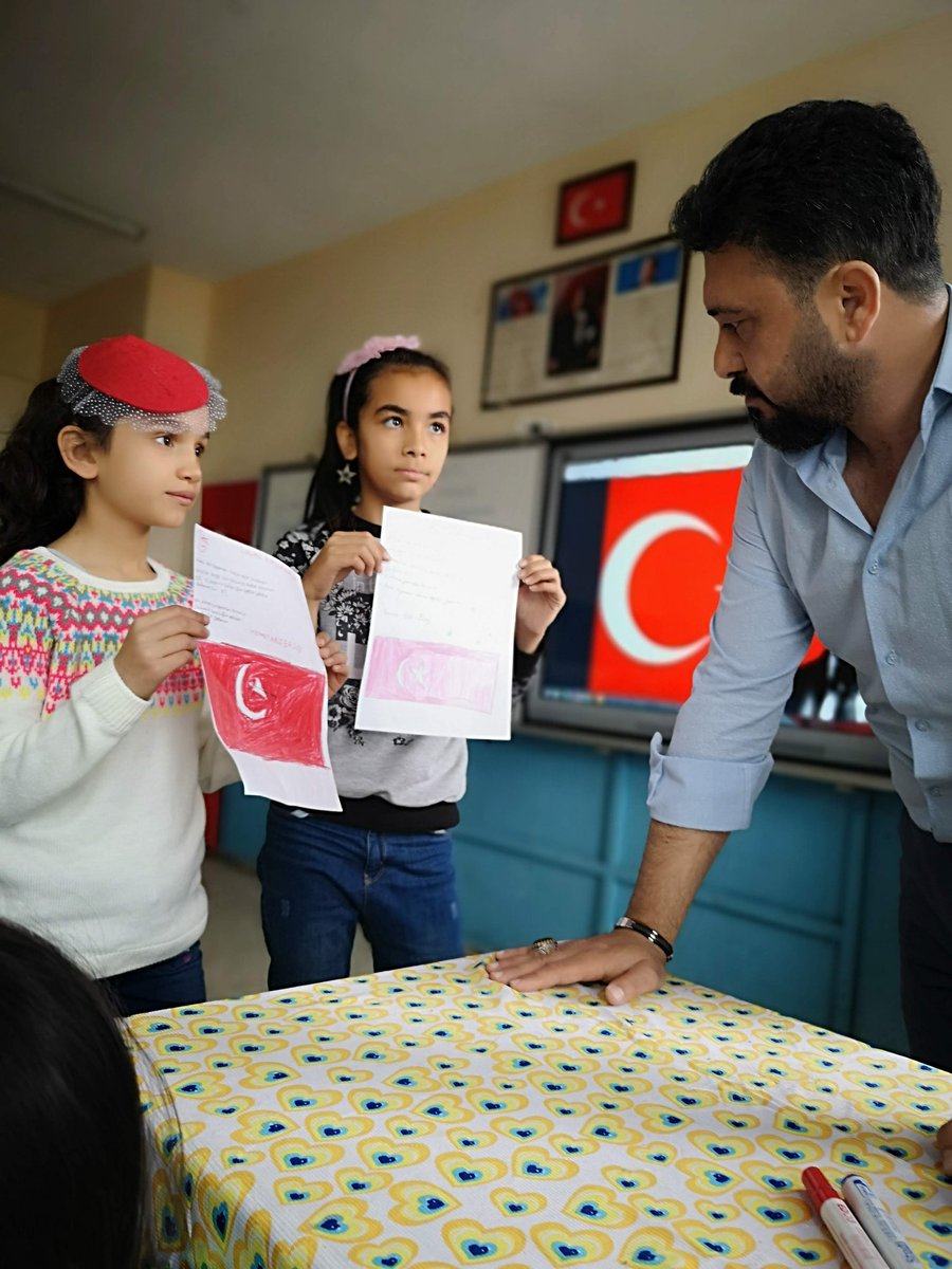 ozgurcinar44's tweet photo. Ben ülkeme aşığım.Bu topraklarda doğdum ve son nefesime kadar da bu topraklarda kalacağım. Cumhurbaşkanıma saygı duyuyorum. Hiçbir şekilde devletimin itibarını zedeleyecek bir şey yapmadım ve asla yapmam.Öğrencilerime vatan sevgisini aşıladım. Suçum ne? 
#öğretmenlerunutmayacak https://t.co/M7RCmuKS36