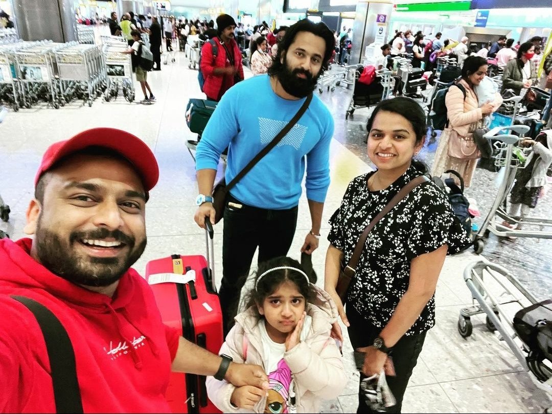 UnniMukundanClb's tweet photo. Unni Mukundan spotted in London 🔥❤️
@Iamunnimukundan

#unniyettan #unnimukundan #london #unnimukundanfan #selfie #unniyettanfans😍 #ShefeekkinteSanthosham #meppadiyan https://t.co/wkaN6hldMp