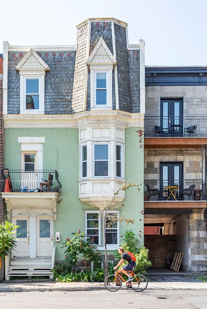 A classic Montréal scene. 🚲

📷 <a href="/evablue/">Eva Blue</a> #montreal #MTLmoments #fridaymorning