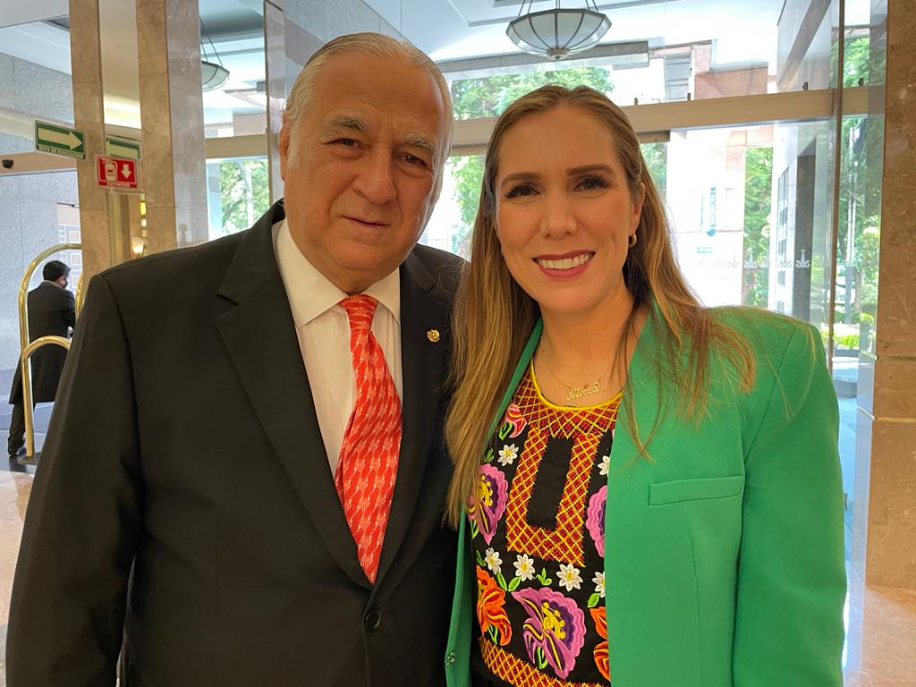 espinosapaco's tweet photo. Agradece @soyateneadeisla el apoyo y la confianza que hacia su persona y su trabajo muestra la administración federal, luego de ser nombrada vicepresidenta de la Red Nacional de Pueblos Mágicos de México.
@TorrucoTurismo 
@SECTUR_mx 
@SedeturQROO 
#Turismo
#Atenea 
#PuebloMagico https://t.co/HVMdhGXQap