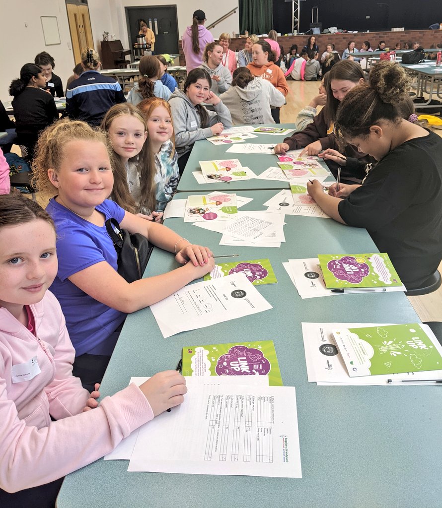 ccurrie087's tweet photo. Our wonderful new Year 8 pupils working on 'Link up' with the brilliant Health Forum Team. Thank you for creating this bespoke settling in programme for our pupils' Summer scheme.๐๐ค @BBHealthForum @StCeciliasDerry @StCeciliasYr8 https://t.co/iIOfTiC4m4