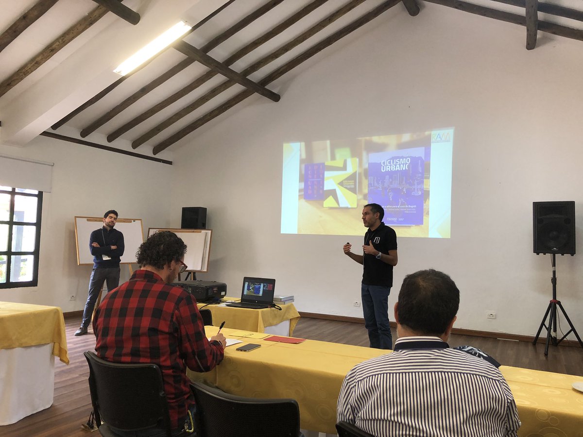 Bocarejo_JP's tweet photo. @rodriguez_val y  @danielrosassat presentan su libro sobre el ciclismo urbano. #CCTT2022 @GrupoSUR_UAndes ! Excelente aporte para la movilidad sostenible del futuro! https://t.co/JwmZAicqDi